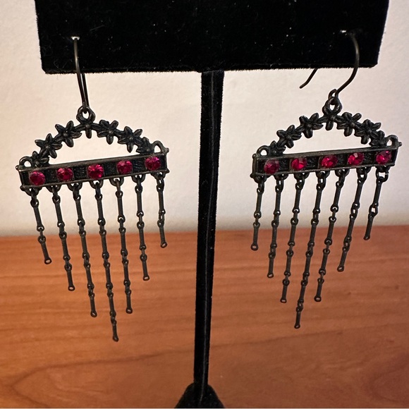 Brooch with red “stones” and matching pierced earrings - Picture 5 of 12